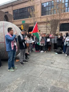 A Filadelfia, l’autore (a sinistra) ha fornito interpretariato in lingua dei segni durante una veglia per la Palestina organizzata da EdScholars4Palestine ad Aprile. Jennifer Bradley