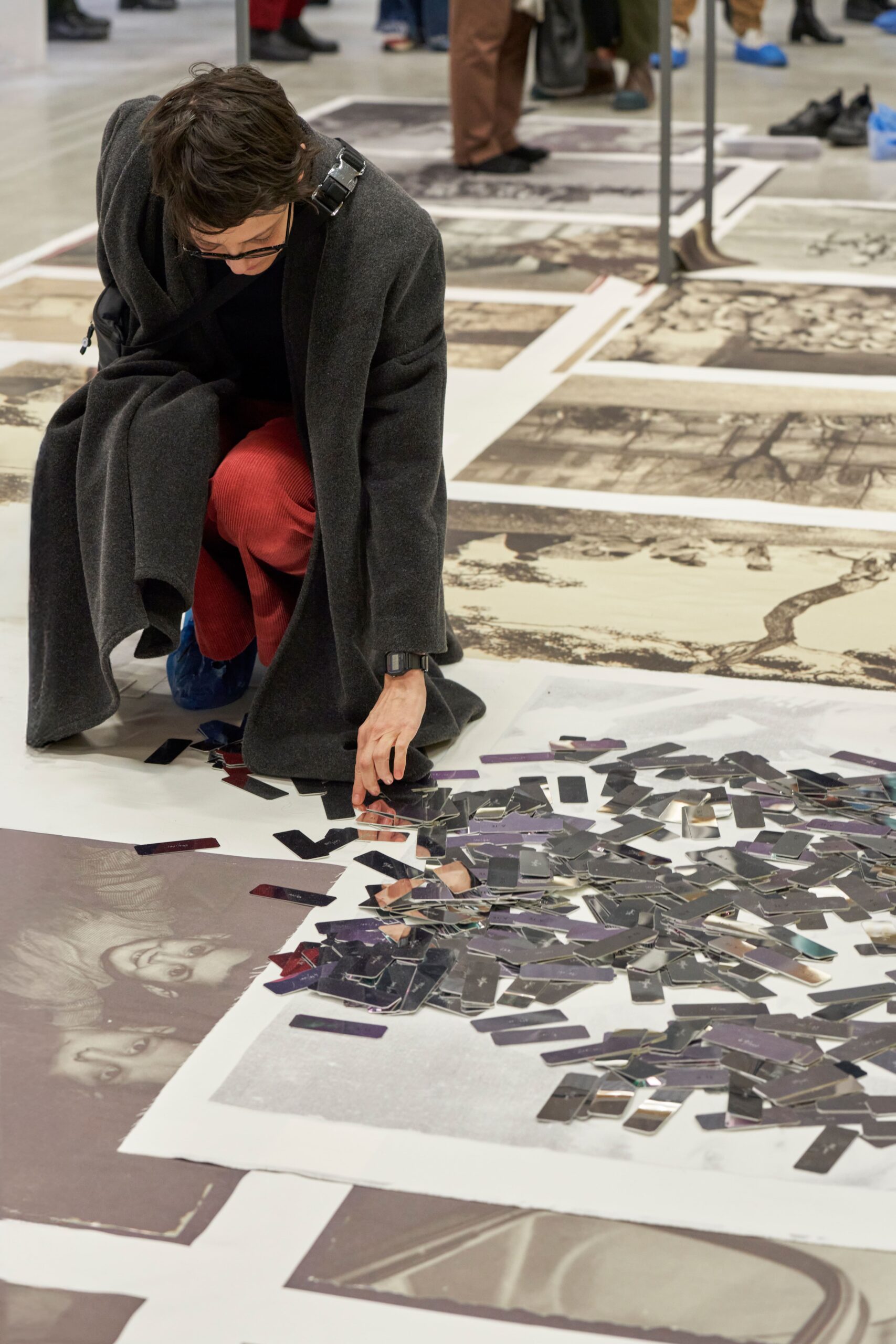 Visitatrice prende una tessera 'a te' dell'installazione di Gianni Moretti