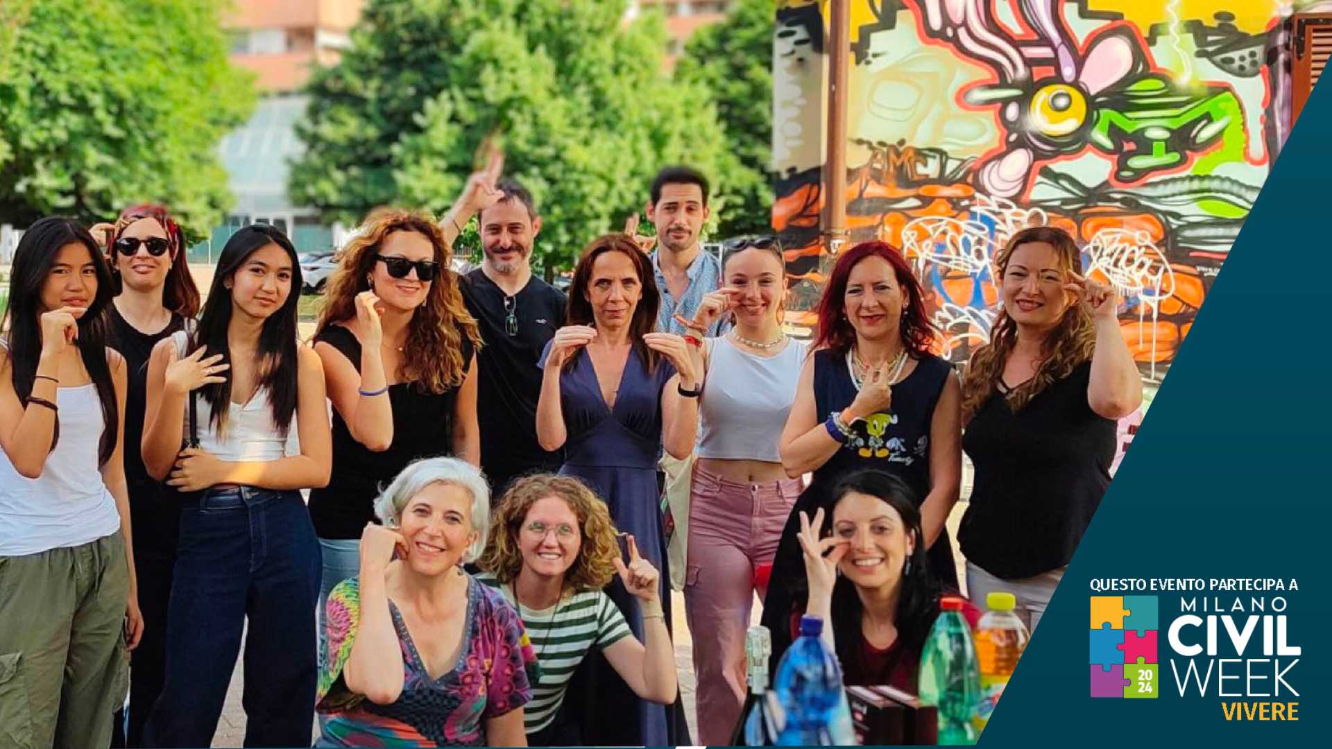 Gruppo di persone sorridenti che segnano il loro nome_immagine di copertina