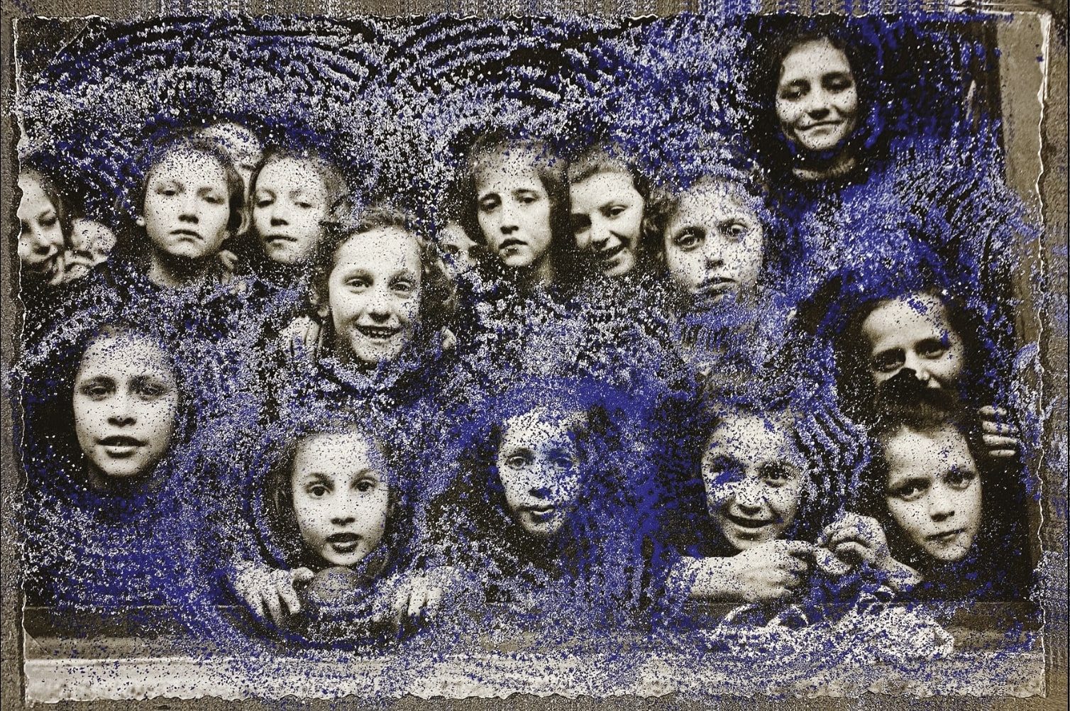 Foto d'archivio del Pio Istituto dei Sordi: bambine affacciate